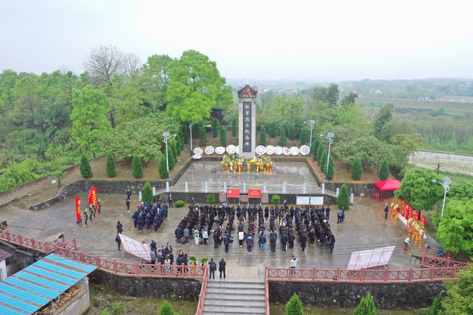 湖南文理学院师生清明祭扫纪念红军英烈